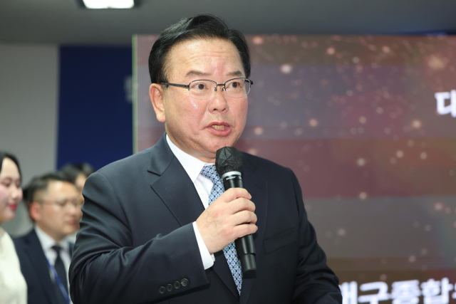 26일 오후 대구 달서구 두류역 인근에 마련된 더불어민주당 김부겸 대구시장 예비후보의 희망캠프 선거사무소 개소식에서 김 예비후보가 발언하고 있다. 연합뉴스