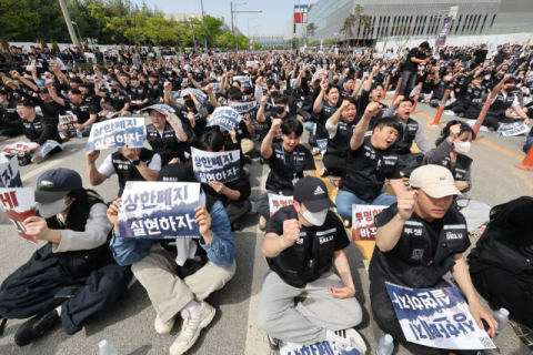 이재용 자택 앞 '격돌 예고'…노조 총파업 vs 주주 반발