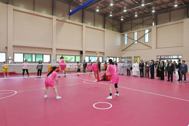 지난 27일 영천 선화여자고등학교에서 세팍타크로 전용 구장이 개관한 가운데 이 학교의 졸업생들인 경북도청 세팍타크로 실업팀 선수들이 박진감 넘치는 시범 경기를 선보이고 있다. 김영진 기자