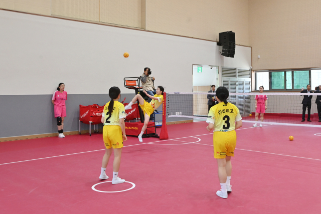 영천 선화여자고등학고 세팍타크로 학생 선수들이 이번에 개관한 전용구장 