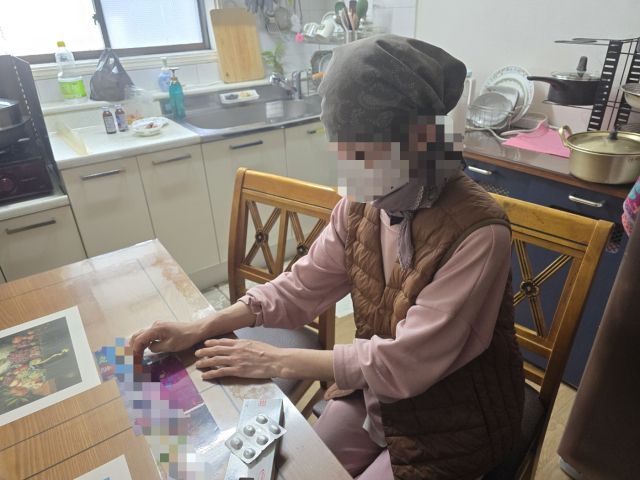 김옥선(57·가명) 씨의 하루는 몸 안의 암세포와 사투를 벌이는 고통스러운 신음으로 시작된다. 비싼 약 값에 병마와 싸우는 고통으로 하루하루가 힘들지만 반듯하게 잘 자라준 아들들을 바라보며 삶의 의지를 이어가고자 한다. 김우정 기자