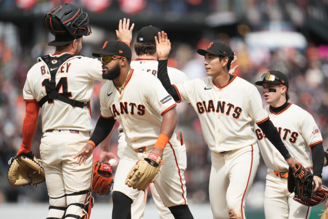 샌프란시스코 자이언츠의 이정후(오른쪽에서 두 번째)가 27일 미국 캘리포니아주 샌프란스코의 오라클 파크에서 열린 2026 MLB 마이애매 말린스와의 경기가 끝난 뒤 동료들과 승리의 기쁨을 나누고 있다. AP 연합뉴스