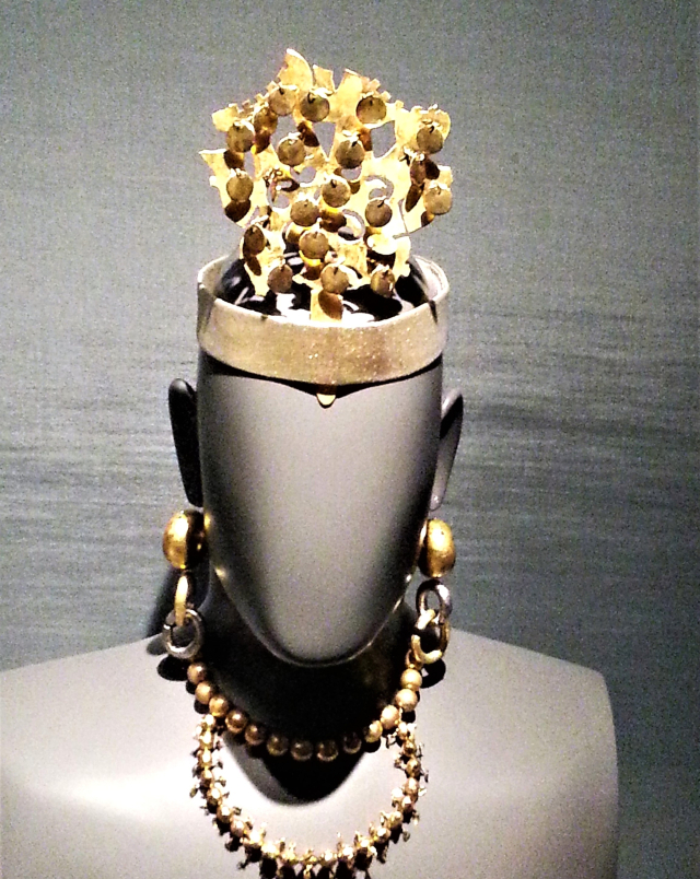 이즈모시 우에시마고분에서 출퇴된 6세기 금관