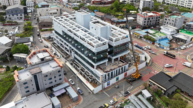 오는 8월 준공을 앞두고 마무리 작업이 한창인 신축 청도군 보건소. 청도군 제공