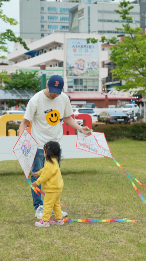 대구교육박물관은 어린이들이 스토리텔링 기반 활동을 경험하며 역사와 문화를 쉽고 흥미롭게 이해할 수 있도록 준비했다. 한 가족이 전통놀이인 연날리기를 하는 모습. 대구시교육청 제공