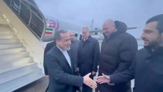 아바스 아라그치 이란 외무장관이 블라디미르 푸틴 러시아 대통령과 회담을 위해 러시아 상트페테르부르크를 찾았다. 러시아 정부 관계자들과 악수를 나누고 있는 모습. 아바스 아라그치 이란 외무장관 소셜미디어 캡처. 로이터 연합뉴스