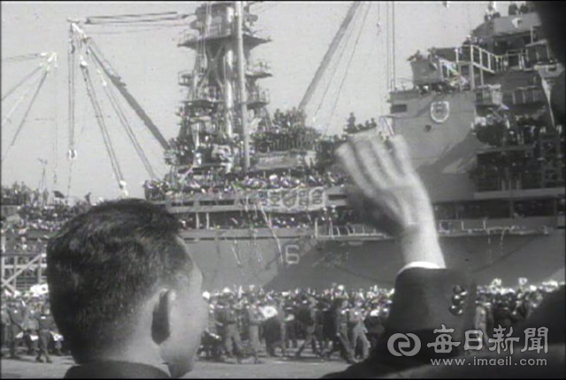 1965년 10월 24일 부산항. 맹호부대 기갑연대(번개부대) 환송식에서 박정희 대통령이 월남으로 떠나는 장병들을 향해 손을 흔들며 배웅하고 있다. 건국 이후 대한민국 최초의 전투부대 해외 파병이었다.
