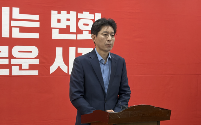 정장수 국민의힘 대구 중구청장 예비후보(전 대구시 경제부시장)가 27일 국민의힘 대구시당에서 기자회견을 열고 경선 불참을 선언하는 한편 중앙당 공관위에 대한 이의신청 내용 등을 밝혔다. 김윤기 기자