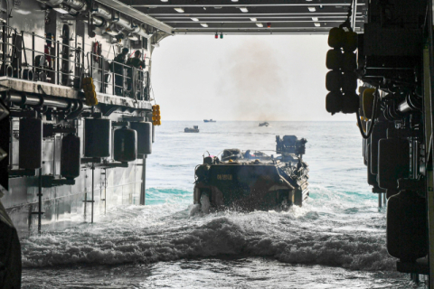 포항 앞바다 가른 입체 작전…해군·해병대, 합동상륙훈련 '결정적 행동' 실시