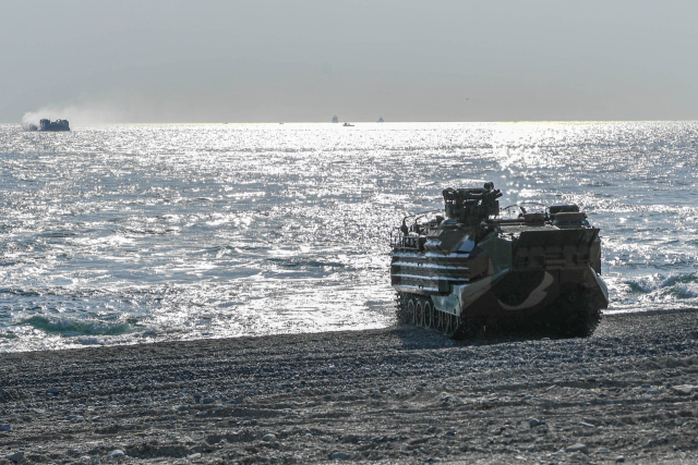 27일 오전 해군·해병대가 포항 독석리 해안에서 2026년 전반기 합동상륙훈련 일정 중 
