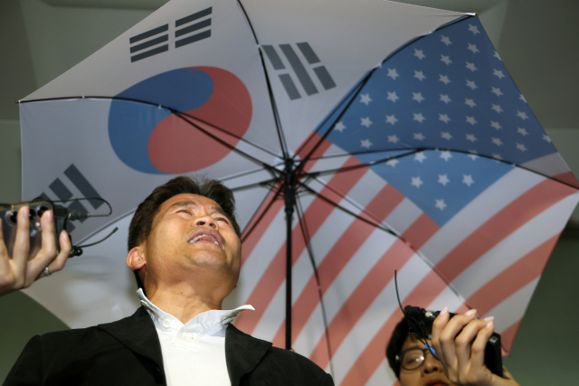 이재명 대통령과 개혁신당 이준석 대표의 명예를 훼손한 혐의로 경찰 수사를 받아온 한국사 강사 출신 유튜버 전한길(본명 전유관)씨가 16일 구속 전 피의자 심문(영장실질심사) 기각 후 서울 영등포구 영등포경찰서를 나서며 입장을 밝히고 있다. 연합뉴스