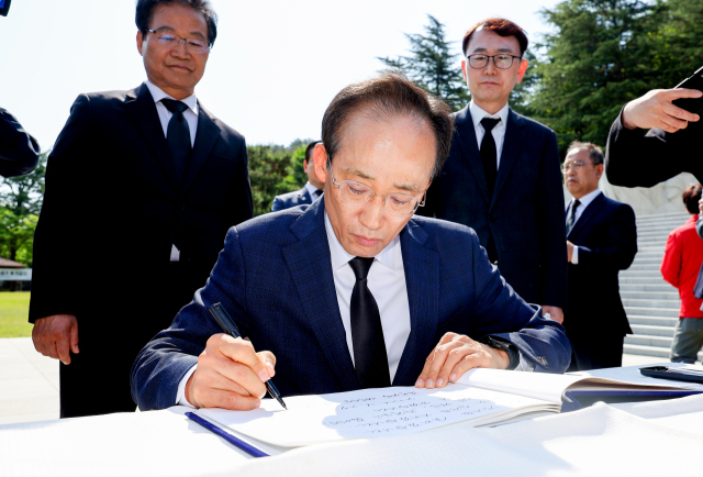 추경호 국민의힘 대구시장 후보가 선거운동 첫 일정으로 27일 오전 앞산 충혼탑을 찾아 참배를 마친 후 방명록을 작성하고 있다. 김영진 기자 kyjmaeil@imaeil.com