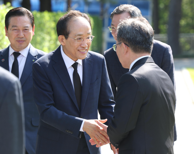 국민의힘 추경호 대구시장 예비후보가 27일 오전 대구 남구 대명동 충혼탑을 참배하기에 앞서 기초단체장 예비후보들과 인사하고 있다. 연합뉴스