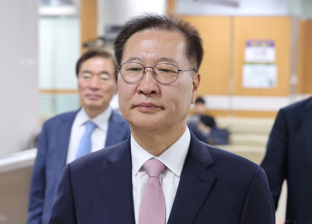 12·3 비상계엄 사태에 가담하고 김건희 여사의 수사 관련 청탁을 들어준 혐의로 기소된 박성재 전 법무부 장관이 27일 서울 서초구 서울중앙지법에서 열린 1심 결심공판에 출석하고 있다. 연합뉴스