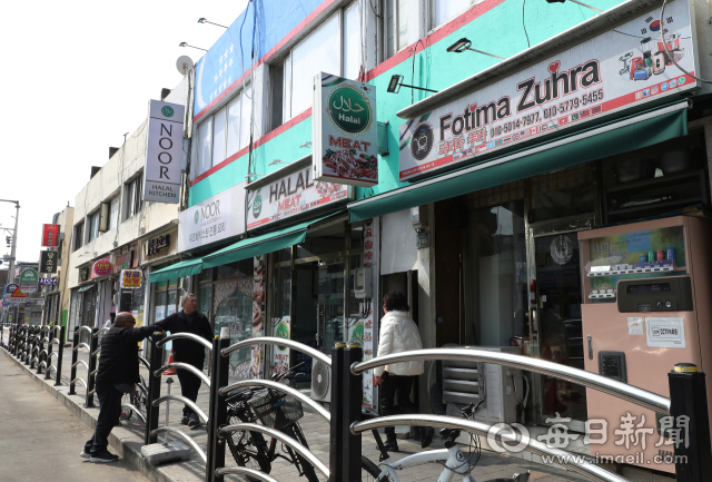 대구 서구 비산7동 북부정류장 앞 골목. 한글 간판 대신 우즈베크어·베트남어 간판이 즐비하게 늘어서 있다. 시민들이 