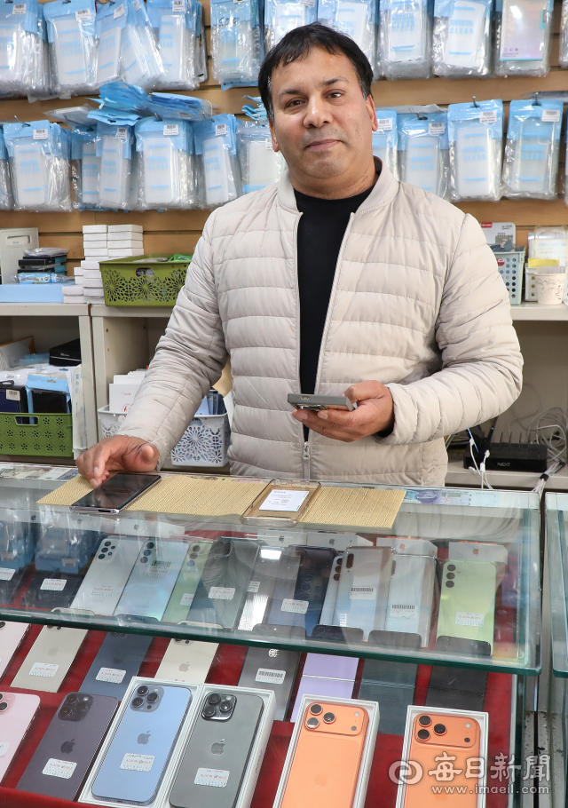 파키스탄 출신 굴나딤(50) 씨가 북부정류장 인근 알라딘 모바일 가게에서 중고 휴대폰을 살피고 있다. 대구에 온 지 20년째인 그는 이 거리에서 가장 오래된 외국인 상인 중 한 명이다. 정운철 기자 woon@imaeil.com