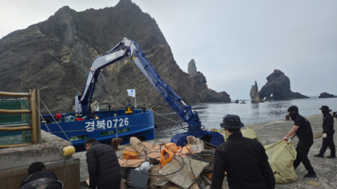 경북도, 독도 해역에 '경북0726호' 긴급 투입…쓰레기 5톤 수거