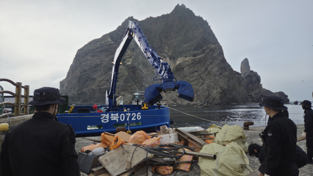 지난 27일 해양환경정화선 경북0726호가 울릉도 독도 해역 인근에서 쓰레기 수거 작업을 하고 있다. 경북도 제공.