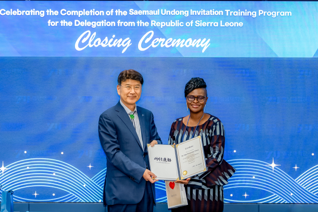 최외출 영남대학교 총장과 하자 라마툴라이 우리 시에라리온 기술고등교육부 장관이 협약을 체결하고 기념 사진을 촬영하고 있다. 영남대 제공