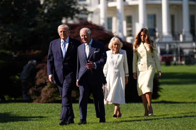 27일(현지시간) 미국 워싱턴DC 백악관 내 정원인 사우스론에서 도널드 트럼프 미국 대통령 부부와 찰스 3세 영국 국왕 부부가 벌통(Beehive)을 보러 이동하고 있다. AFP 연합뉴스