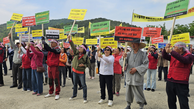 대구경북(TK) 민군통합공항 편입지주대책위원회는 28일 대구 군위군 소보면에서 집회를 열고 조속한 보상 착수와 이주 및 생계 대책 마련 등을 요구했다. 장성현 기자.