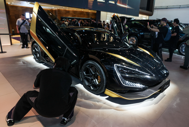 취재진이 24일 중국 베이징 모터쇼에서 BYD의 프리미엄 브랜드 양왕(Yangwang)의 모델 U9 Xtreme을 살펴보고 있다. 로이터연합뉴스