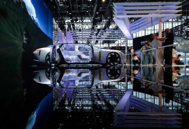 2026년 4월 24일 베이징에서 열린 베이징 모터쇼에서 회사 부스에 전시된 아바타 비전 익스펙트라(Avatr Vision Xpectra) 콘셉트카의 사진을 찍고 있다. 로이트연합뉴스