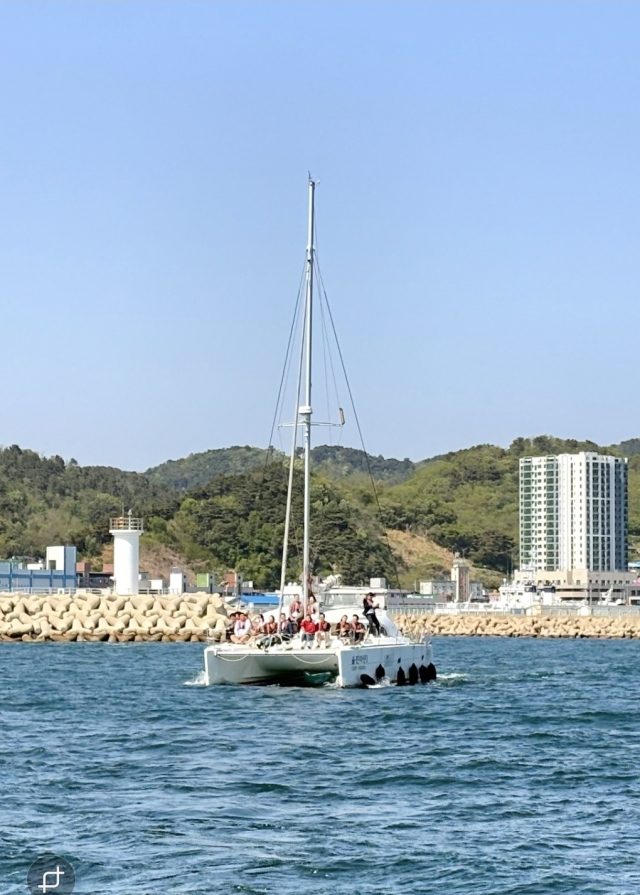 구수곡 숲속의 인연캠프 시즌2에 참가한 참가자들이 요트체험을 하고 있다. 울진군 제공