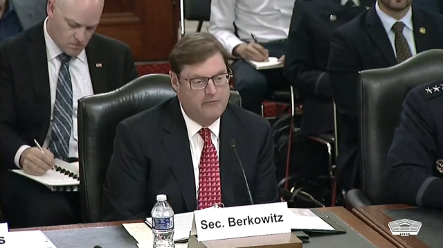 마크 버코위츠 미 국방부 우주정책담당 차관보가 27일(현지시간) 상원 군사위원회 소위원회 청문회에 출석해 국방 프로그램 관련 증언을 하고 있다. 미 국방부 화면 캡처