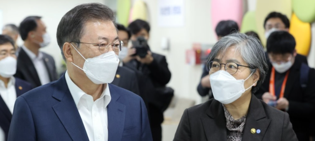 '코로나 백신 부실 관리 의혹'…文·정은경, 수사 받는다