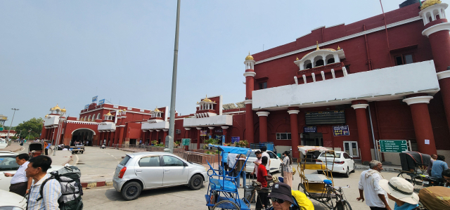 암리차르역은 델리의 번잡함과 달리, 시크교 특유의 강인함과 정중함이 어우러진 도시의 첫 관문