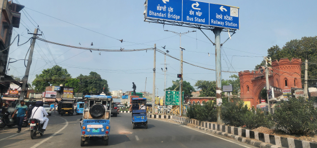 신의 도시라 불리는 이곳 사람들의 눈빛에는 강인함과 평온함이 함께 깃들어 있고, 그들의 걸음마다 신념과 삶이 배어 있다.