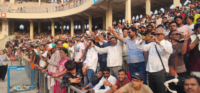 하강식 전, 음악에 맞춰 여성들이 국기를 들고 춤을 추자 국경의 긴장감은 어느새 뜨거운 축제 분위기로 바뀐다.
