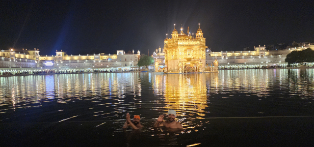 성스러운 연못 한가운데 빛나는 황금 사원은 마치 우주에 떠 있는 성소처럼 신비롭고 찬란하다.