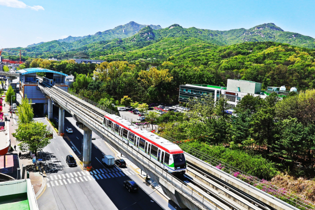 의정부 도심 곳곳을 누비는 의정부경전철. 경전철을 타면 과거와 현재, 미래가 공존하는 의정부 시내를 한 번에 구경할 수 있다. 의정부시 제공