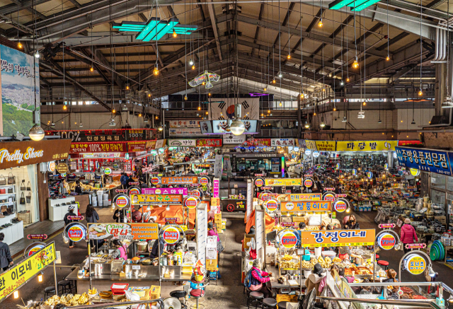 70년 역사를 간직한 의정부제일시장. 의정부만의 독특한 맛과 멋을 즐길 수 있는 곳이다. 젊은 세대들에게도 