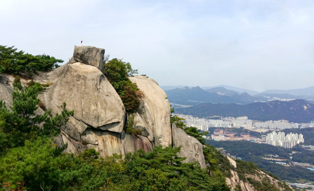 수락산 도정봉에서 내려다 본 의정부시 풍경. 능선 따라 희귀한 바위가 많아 등반길 심심치 않은 재미를 준다. 의정부시 제공