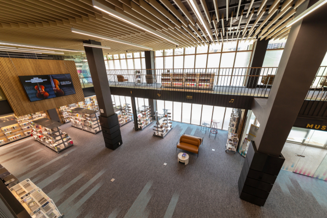 전면이 창으로 이뤄진 의정부음악도서관. 이곳에선 독서와 함께 고음질의 음악감상을 할 수 있다. 의정부시 제공