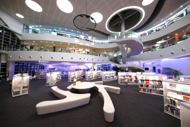 미학적인 건축미를 자랑하는 국내 최초 의정부미술도서관. 마치 미래 도서관을 방문한 듯한 느낌을 전한다. 의정부시 제공