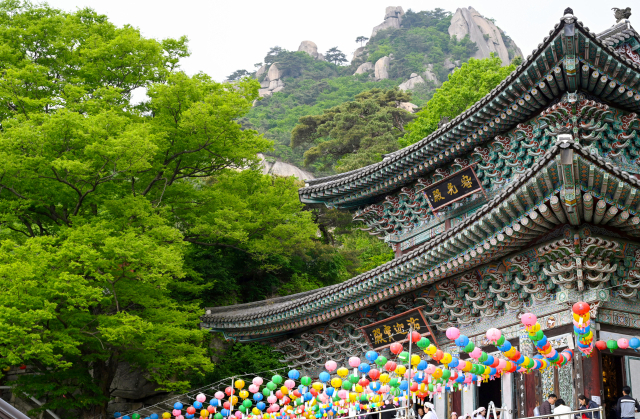 의정부시 도봉산 정상 부근에 자리한 망월사. 경기도에선 드문 천년 고찰로 봄이면 많은 등반객 발길이 닿는다. 의정부시 제공