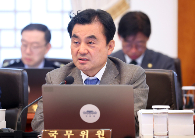 안규백 국방부 장관이 28일 청와대에서 열린 국무회의 겸 비상경제점검회의에서 이재명 대통령 질문에 답변하고 있다. 연합뉴스