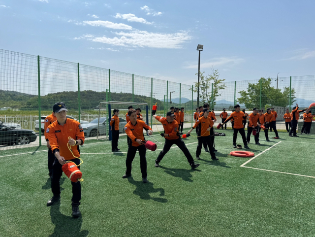 김천소방서가 대원들의 실전 대응 능력을 높이기 위한 강도 높은 교육과 훈련을 진행한다. 김천소방서 제공