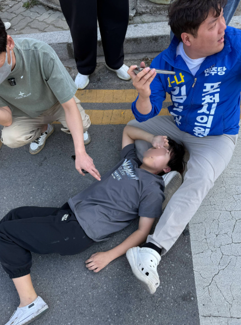 횡단보도 건너다 '목 덜컥'…불법 현수막 줄에 걸린 초등생 기절