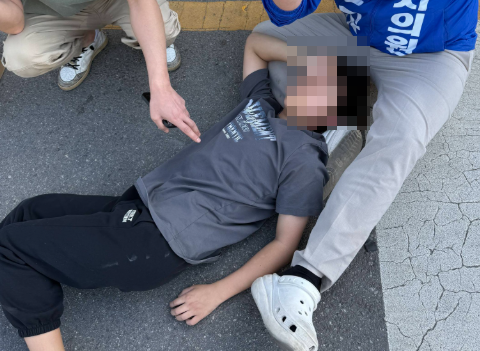 횡단보도 건너다 '목 덜컥'…불법 현수막 줄에 걸린 초등생 기절
