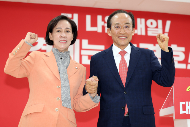 국민의힘 추경호 대구시장 예비후보가 26일 오후 국민의힘 대구시당에서 당의 대구시장 최종후보로 선정된 것과 관련해 기자들의 질문에 답한 뒤 이인선 대구시당 위원장(왼쪽)과 파이팅 포즈를 취하고 있다. 연합뉴스