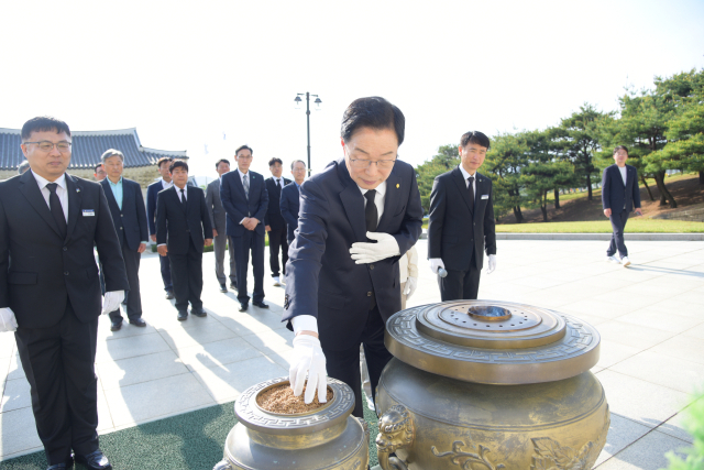 임종식 경북교육감 예비후보와 배우자 심귀순 여사가 28일 영천호국원을 찾아 참배하고 있다. 임종식 예비후보 측 제공