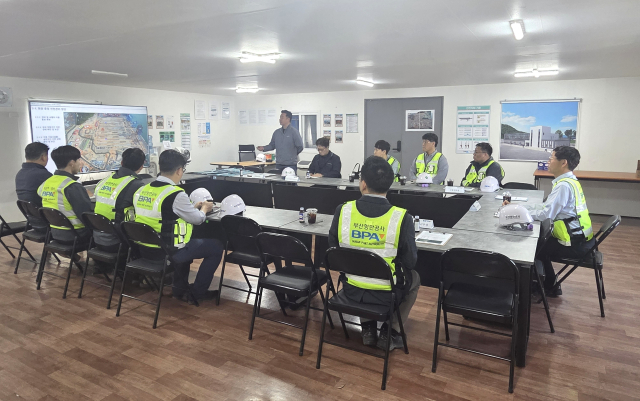 송상근 부산항만공사 사장이 부산항 신항 서컨테이너터미널(2-6단계) 건설현장 회의실에서 관계자들과 안전관리 방안에 대해 논의하고 있다. [사진=부산항만공사]