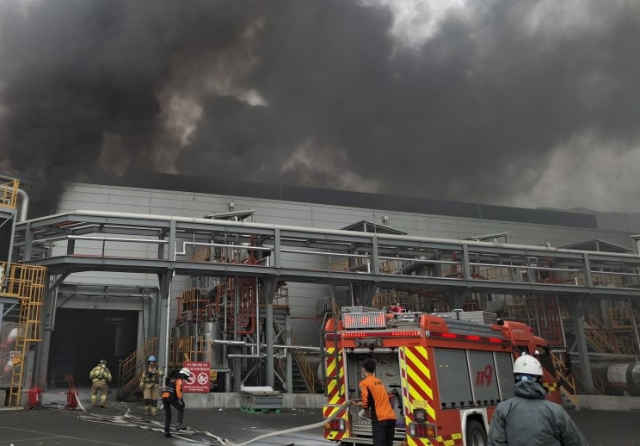 경주시 건천읍 용명리 건천산업단지에서 발생한 화재 진압 모습. 경북소방본부 제공