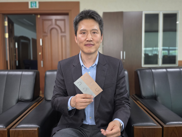 홍상휘 범서·두웰이엔지 대표가 자사의 주력 제품인 전기자동차용 구리-알루미늄 바이메탈 버스바(Busbar)에 대해 설명하고 있다. 해당 제품은 전기차 전류를 활성화하는 역할을 한다. 정우태 기자