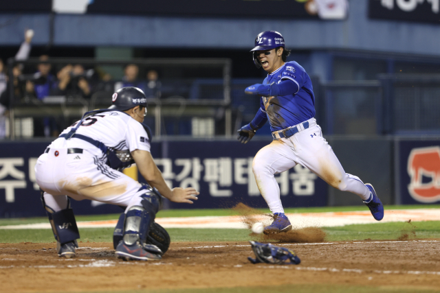 삼성 라이온즈의 김성윤이 28일 서울 잠실에서 열린 두산 베어스와의 경기 연장 10회초 2루 주자로 나가 있다 최형우가 안타를 때리자 과감히 홈으로 쇄도하고 있다. 삼성 제공